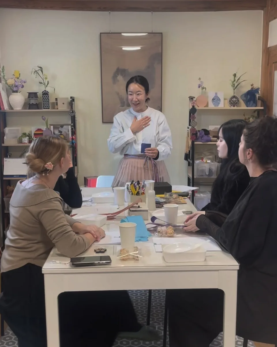 Ally Ham teaching a hanji craft class