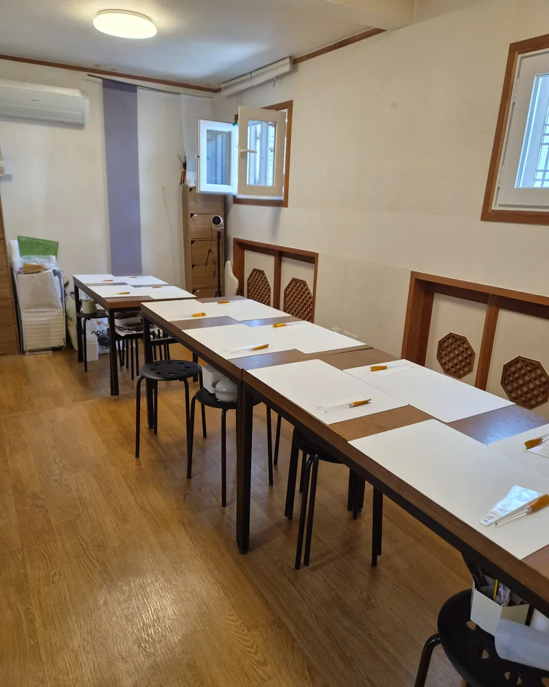 Bukchon Hanji Studio classroom prepared for a hanji class