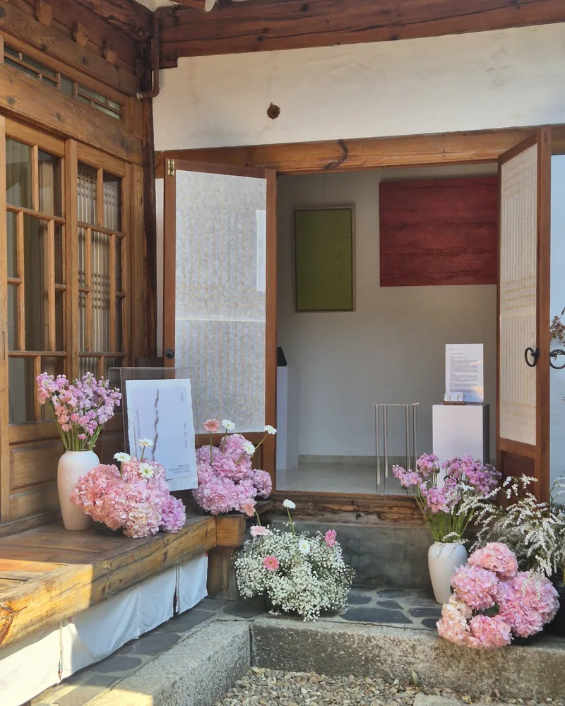 Flower-decorated entrance to the hanok studio